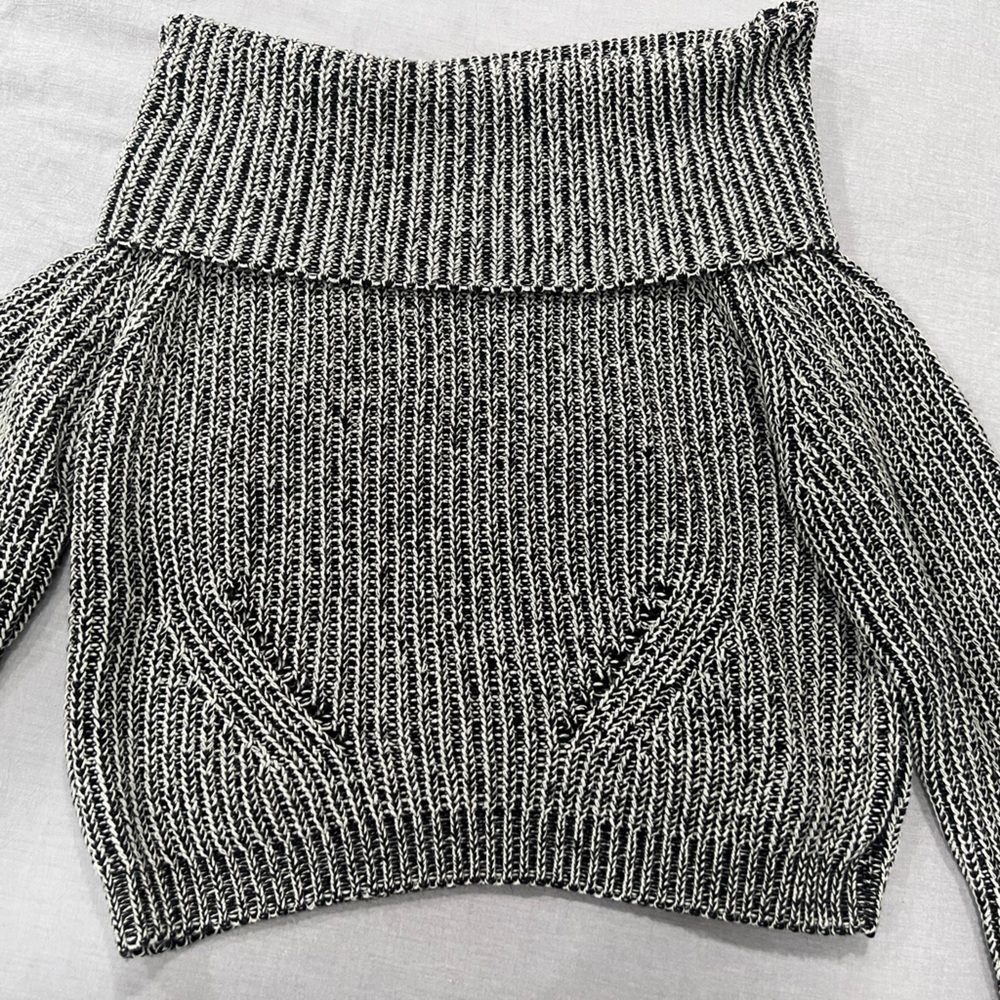 Elan Off shoulder black/gray marled sweater, size S